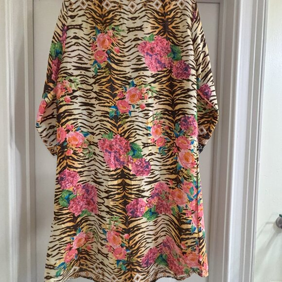 Glam Kimono, Tiger print w/ floral accents. One Size. EUC. - Picture 4 of 12